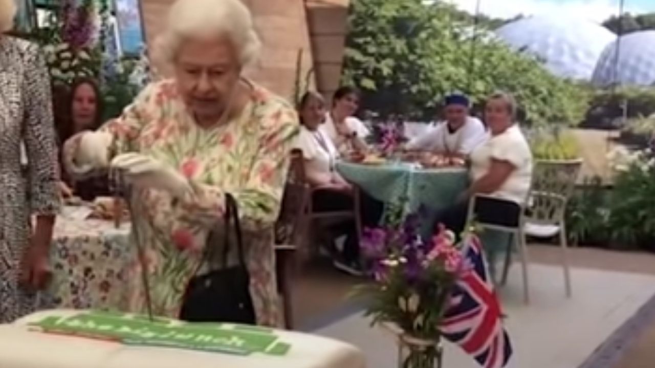 Em evento do G7, rainha Elizabeth II se diverte e corta bolo com uma espada