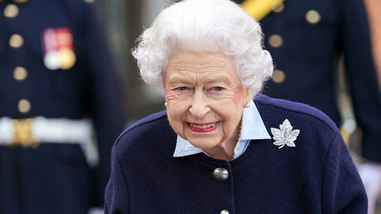 O cômico momento em que Elizabeth II preparou chá para um funcionário