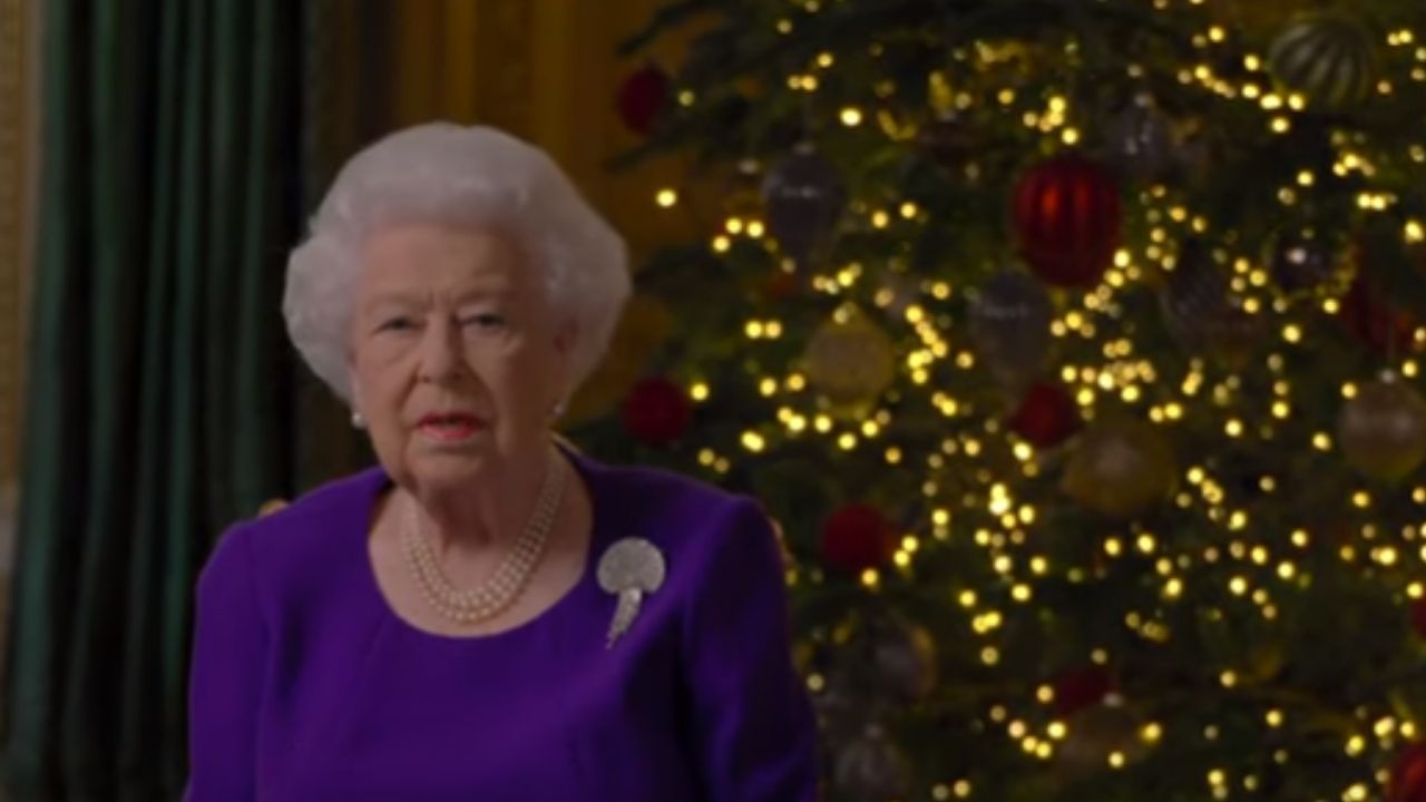 Em tradicional discurso de Natal, Elizabeth II fala sobre a pandemia do novo coronavírus