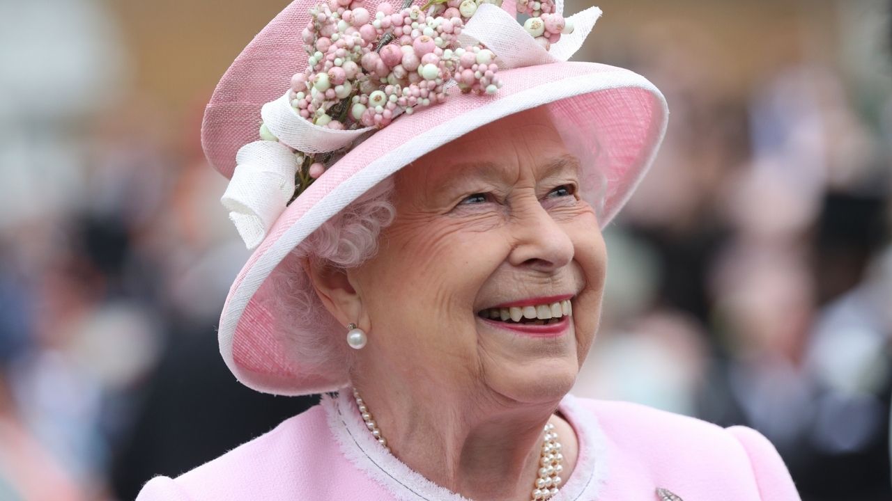 Palácio de Buckingham divulga emblema escolhido para jubileu de platina da rainha