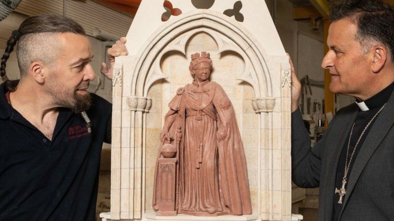 Em imagens: Estátua que celebra os 70 anos do reinado de Elizabeth II é revelada
