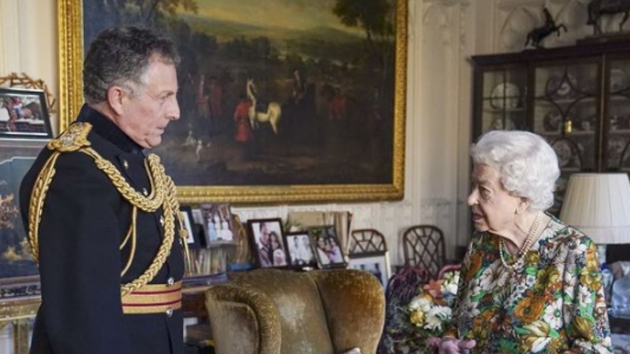 Após desmarcar compromissos por recomendação médica, Elizabeth II faz aparição pública
