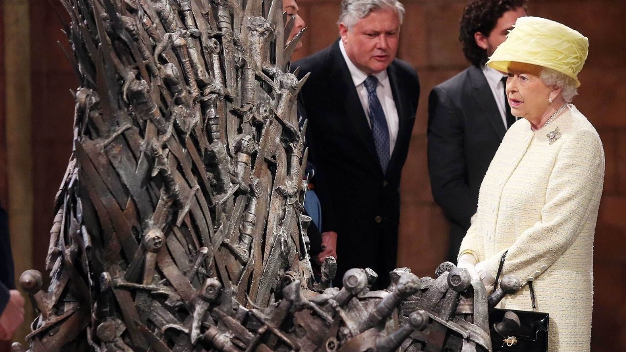 Entenda a suposta razão pela qual Elizabeth II não sentou no Trono de Ferro de Game of Thrones