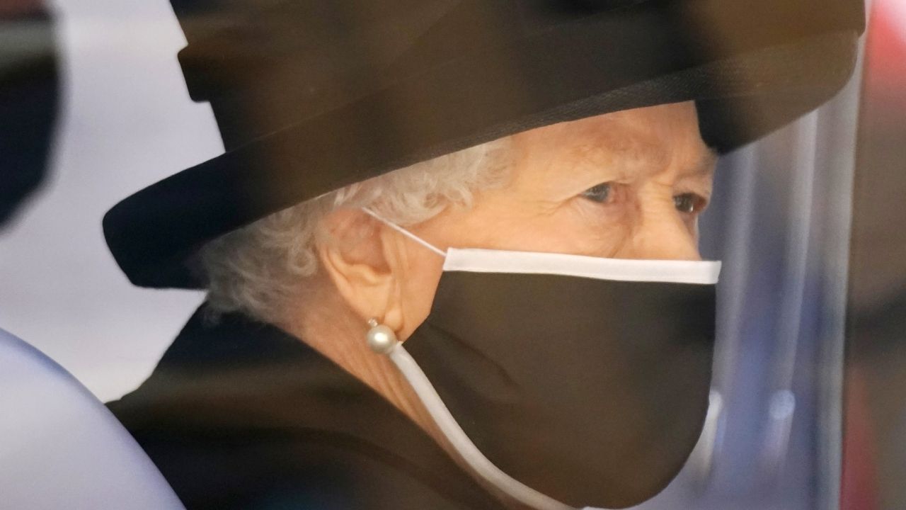 Apesar de testar positivo para Covid-19, Elizabeth II continua trabalhando