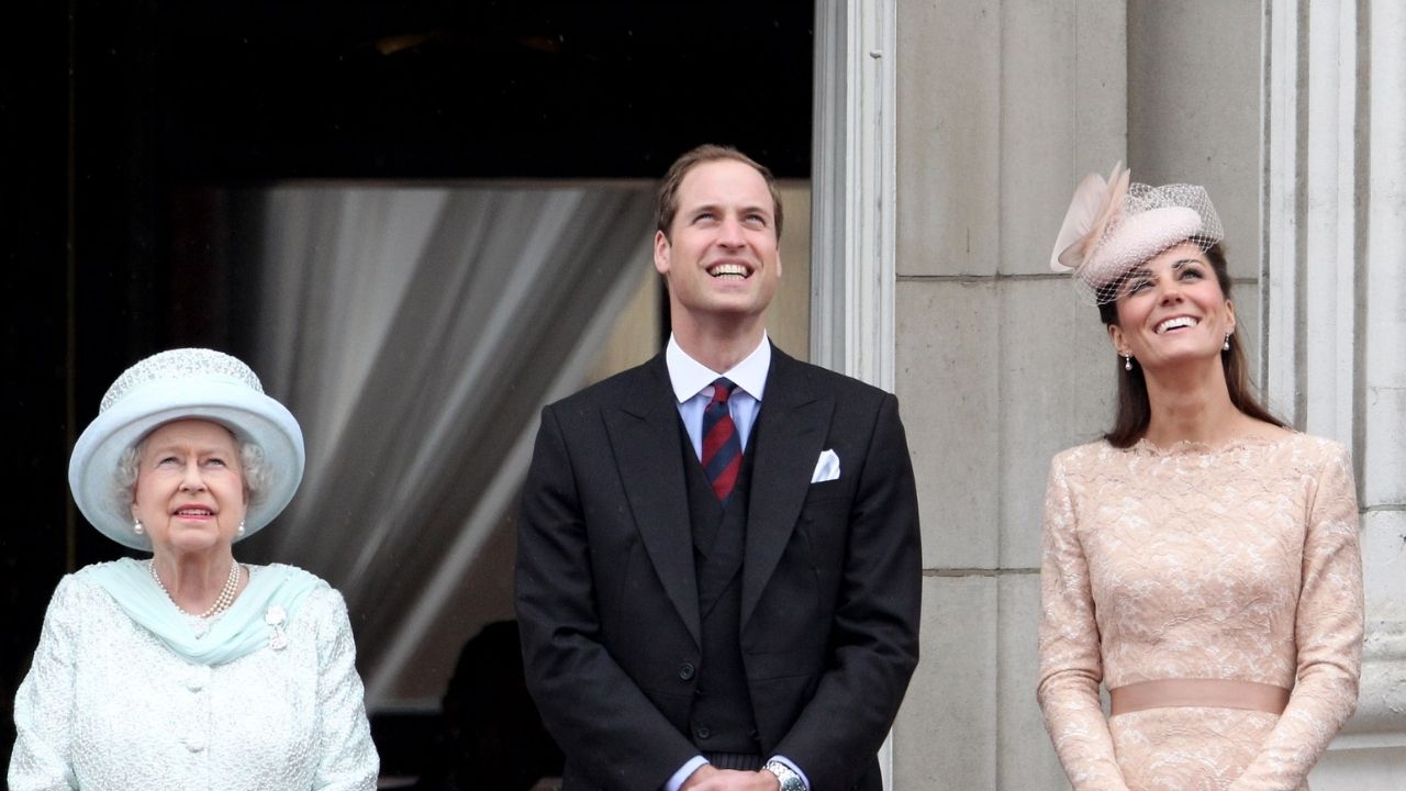 William e Kate querem ficar mais perto da rainha e consideram mudança de casa, diz fonte