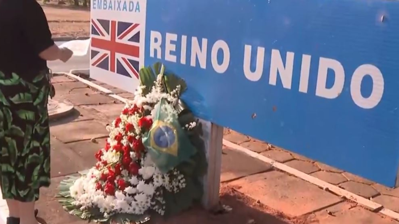 Em Brasília, pessoas depositam flores em frente à Embaixada em homenagem à Rainha Elizabeth II