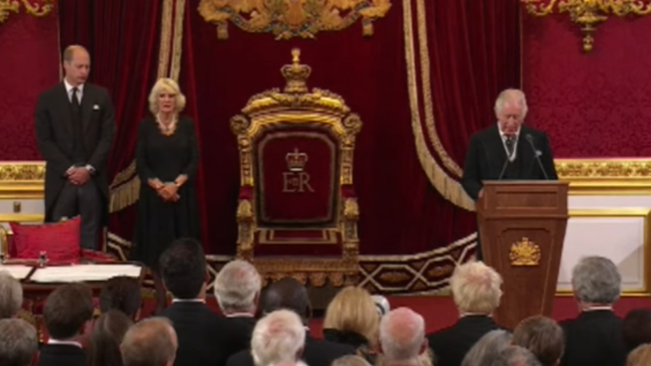 Rei Charles III e Camilla se sentam em trono real pela primeira vez