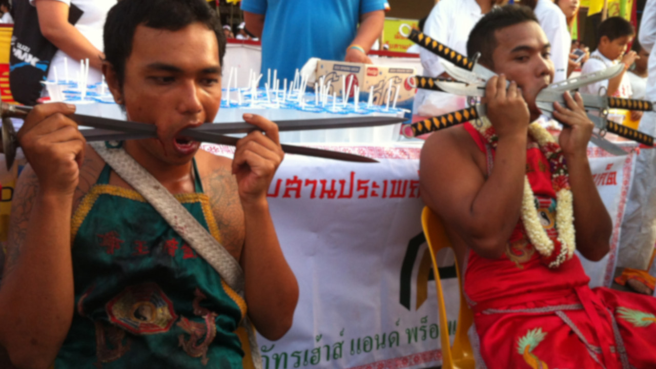 Phuket: O festival religioso que promove desfiles sangrentos na Tailândia
