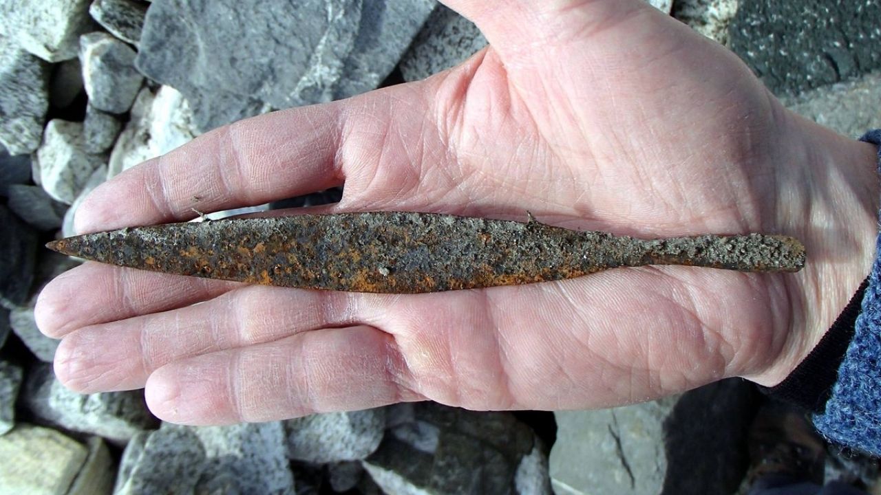 Flecha viking de 1.500 anos é descoberta após derretimento de geleira na Noruega