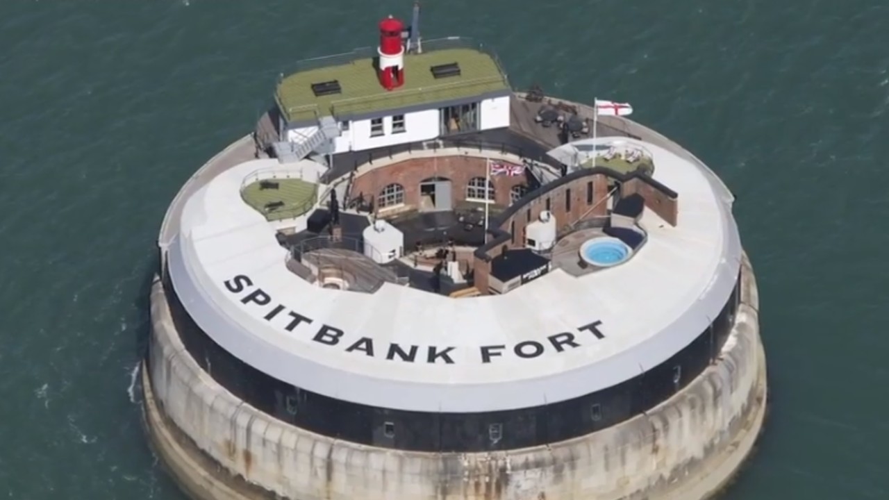 Forte construído para a Segunda Guerra é visto como o local ideal de isolamento contra o coronavírus