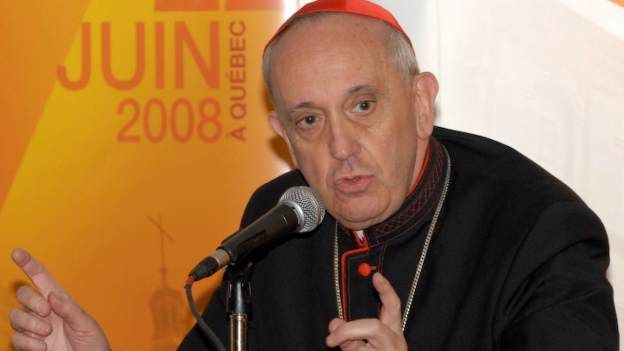 Papa Francisco compara declarações populistas atuais com discursos de Adolf Hitler
