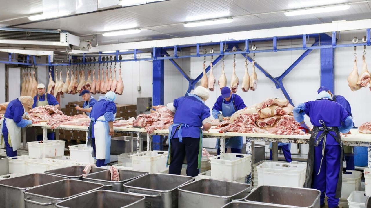 Nos EUA, cerca de 400 funcionários de frigorífico foram diagnosticados com covid-19