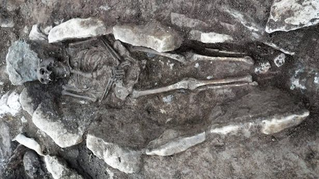 Arqueólogos encontram mais de 80 esqueletos em sítio arqueológico do Reino Unido
