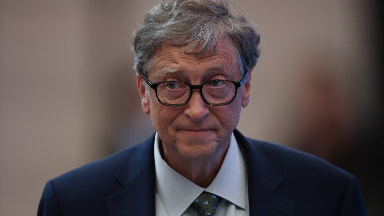 “Benefício de ter 65”, brinca Bill Gates ao anunciar que foi vacinado contra a Covid-19