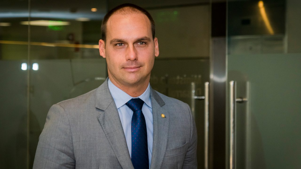 Com dados desatualizados, Eduardo Bolsonaro defende a separação de gênero nas escolas