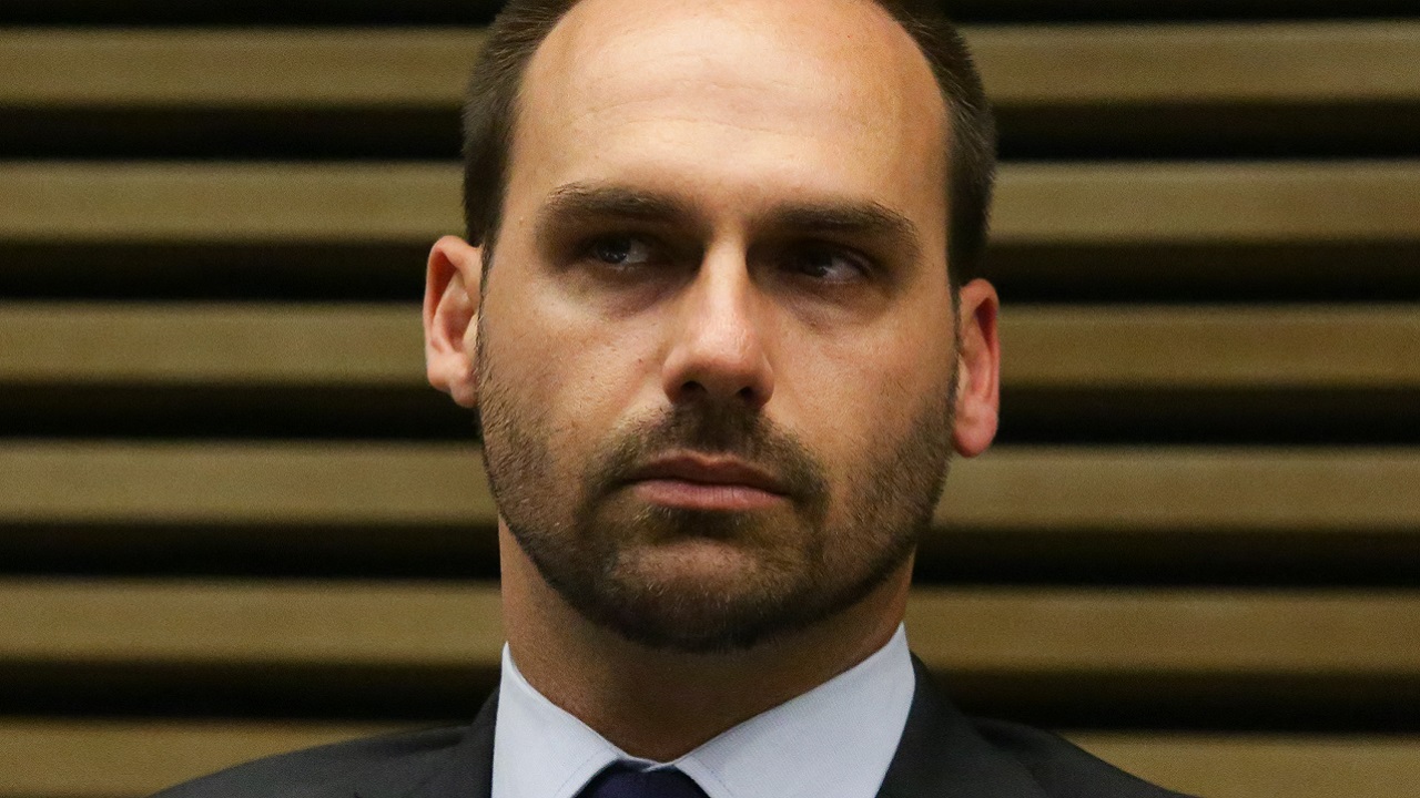 Eduardo Bolsonaro diz que foi acertada a decisão de demitir docente que mostrou vídeo LGBTQIA+