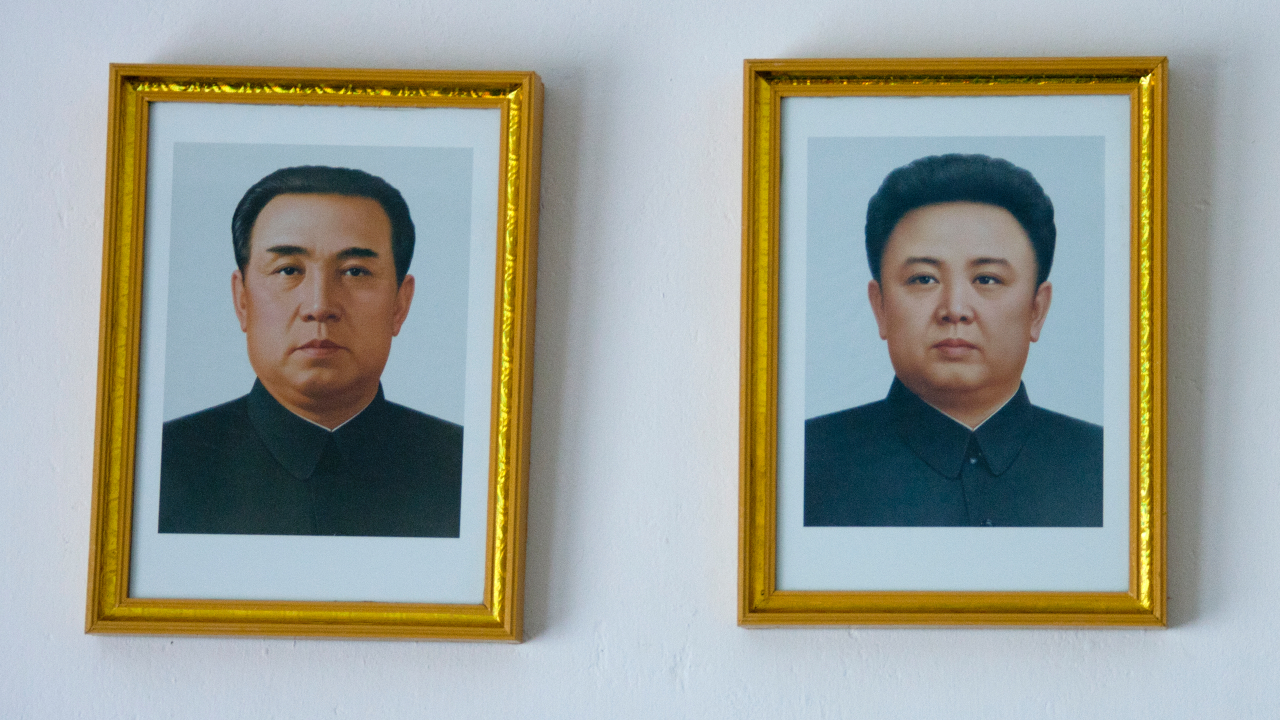 Mãe norte-coreana pode ser presa por abandonar quadros da família Kim para salvar filhos de incêndio