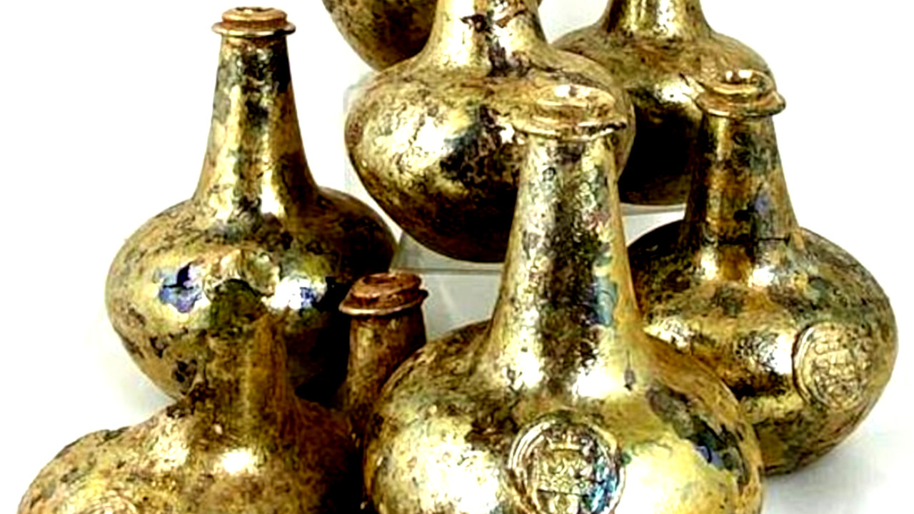 Garrafas de vinho do século 17 são encontradas na Inglaterra