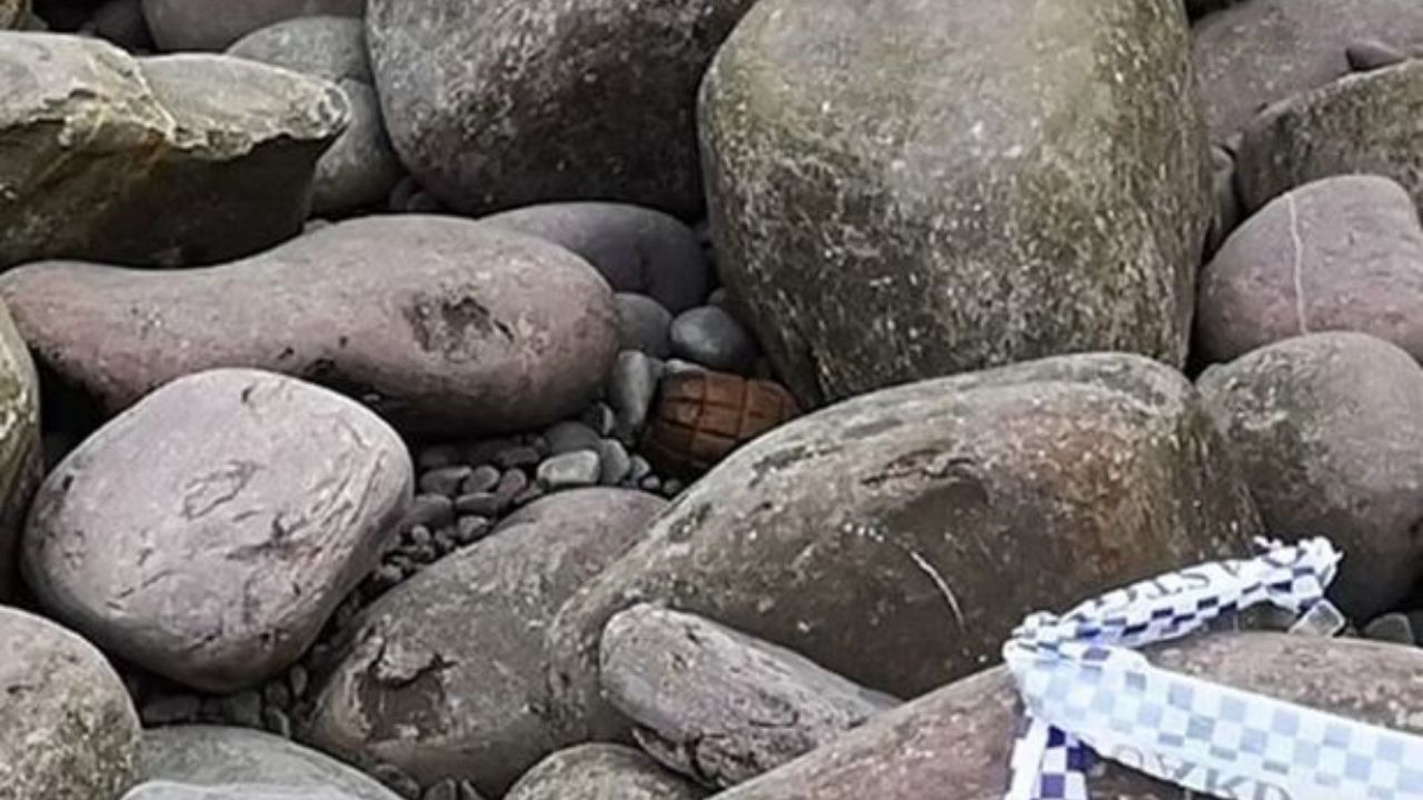 Granada da Primeira Guerra é encontrada em praia do Reino Unido