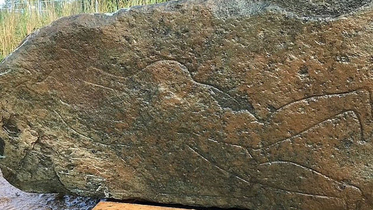 Gravura de guerreiro picta é revelada em pedra descoberta num cemitério escocês
