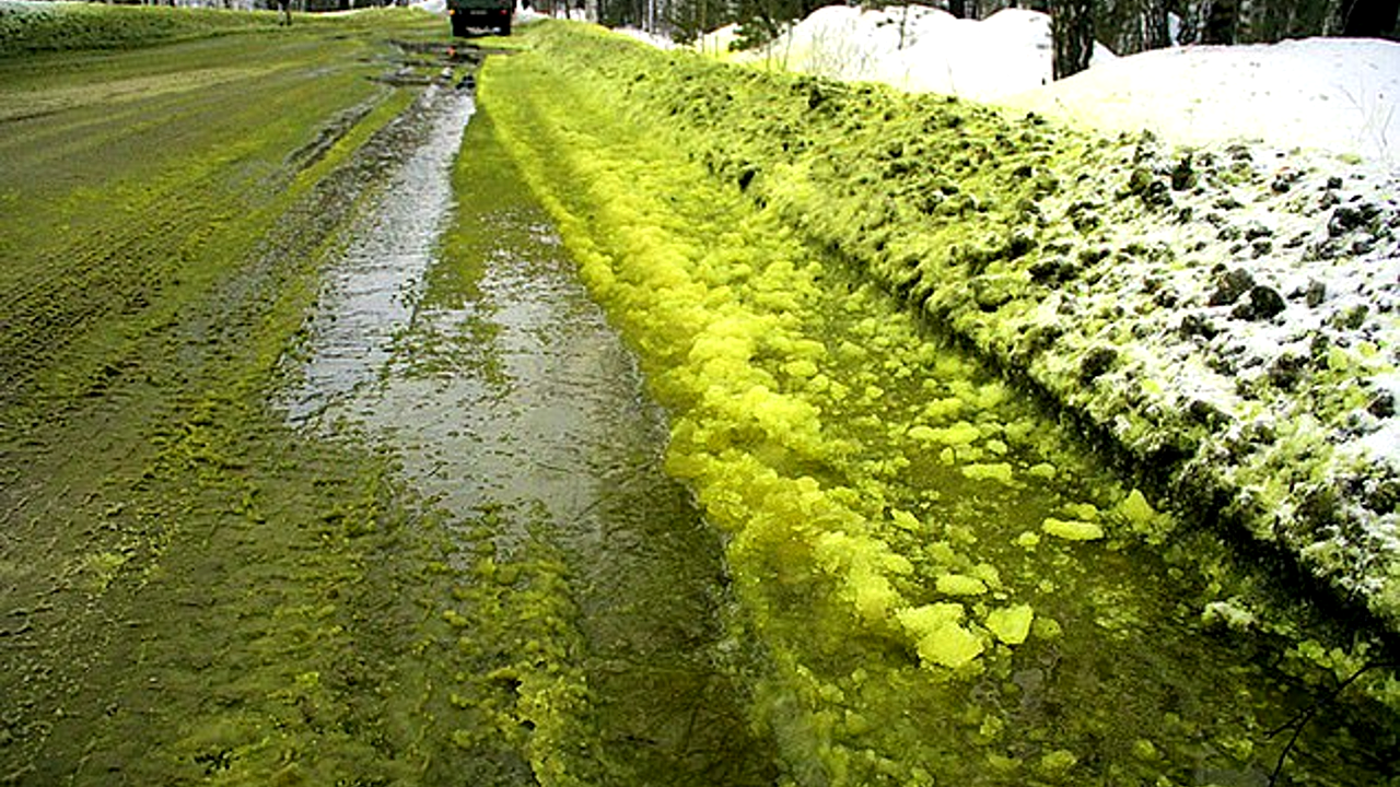 Cidade russa está coberta de neve verde. Entenda o fenômeno