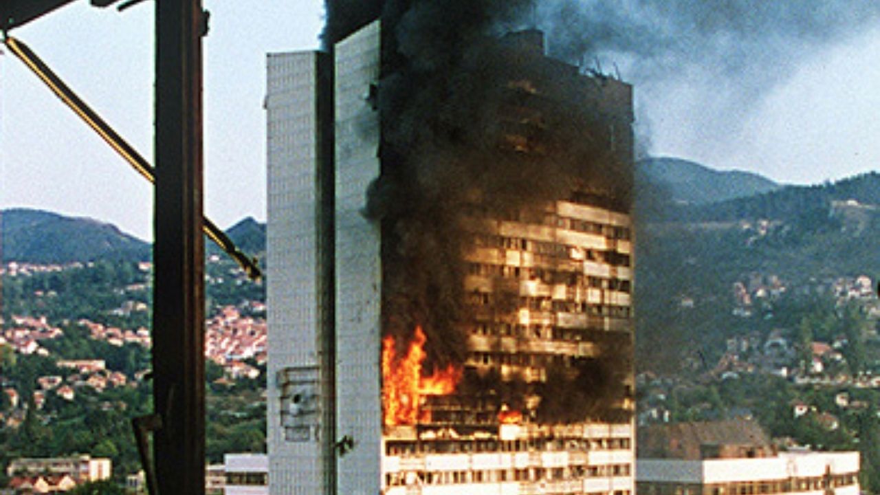 Tiros, mortes e incêndios: os 29 anos do início do cerco militar de Sarajevo
