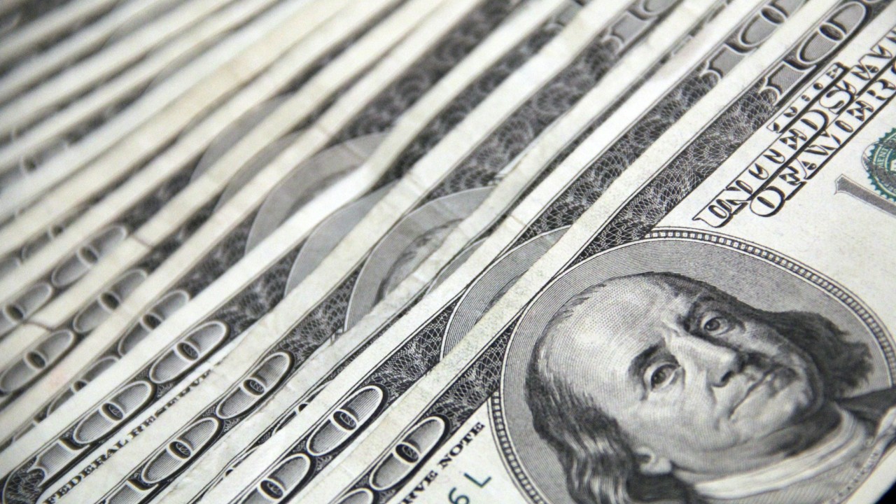 Motorista joga quase R$ 1 milhão para fora do seu carro para ‘fazer o bem’