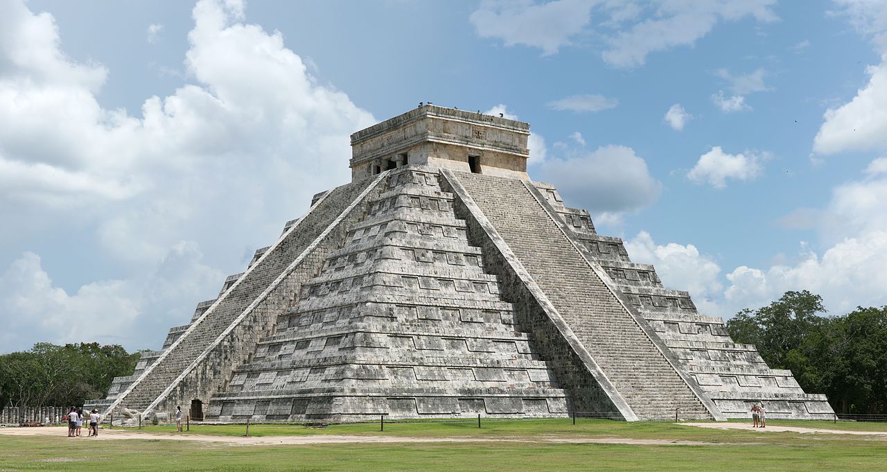 Mulher é detida após escalar sem autorização o Templo maia de Kukulcán