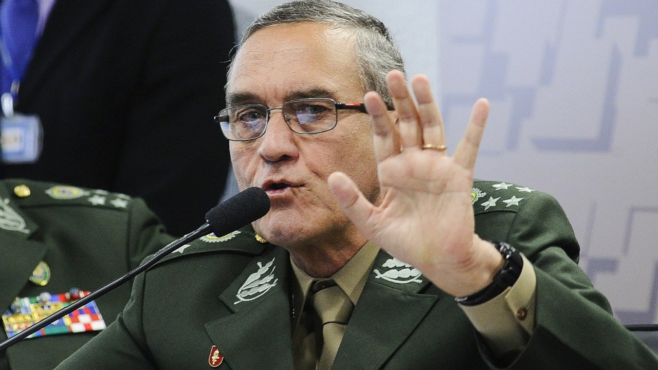 “Excelente instrutor”, diz general Eduardo Villas Bôas sobre coronel acusado de tortura na ditadura