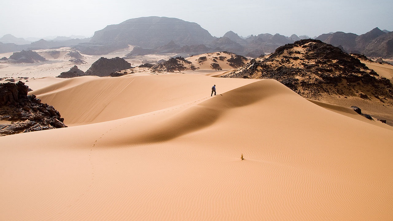 Fotos extremamente raras: Formação de gelo é registrada no deserto do Saara