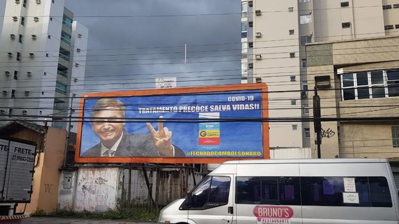 Garoto-propaganda: imagem de Bolsonaro é usada em outdoor que defende uso da cloroquina