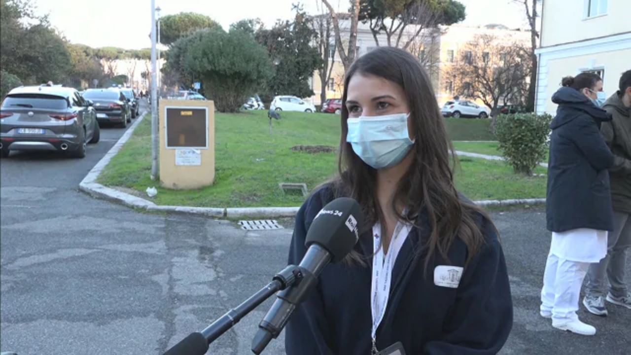 Italiana que tomou a 1ª dose da vacina da Pfizer no país sofre ameaças na internet