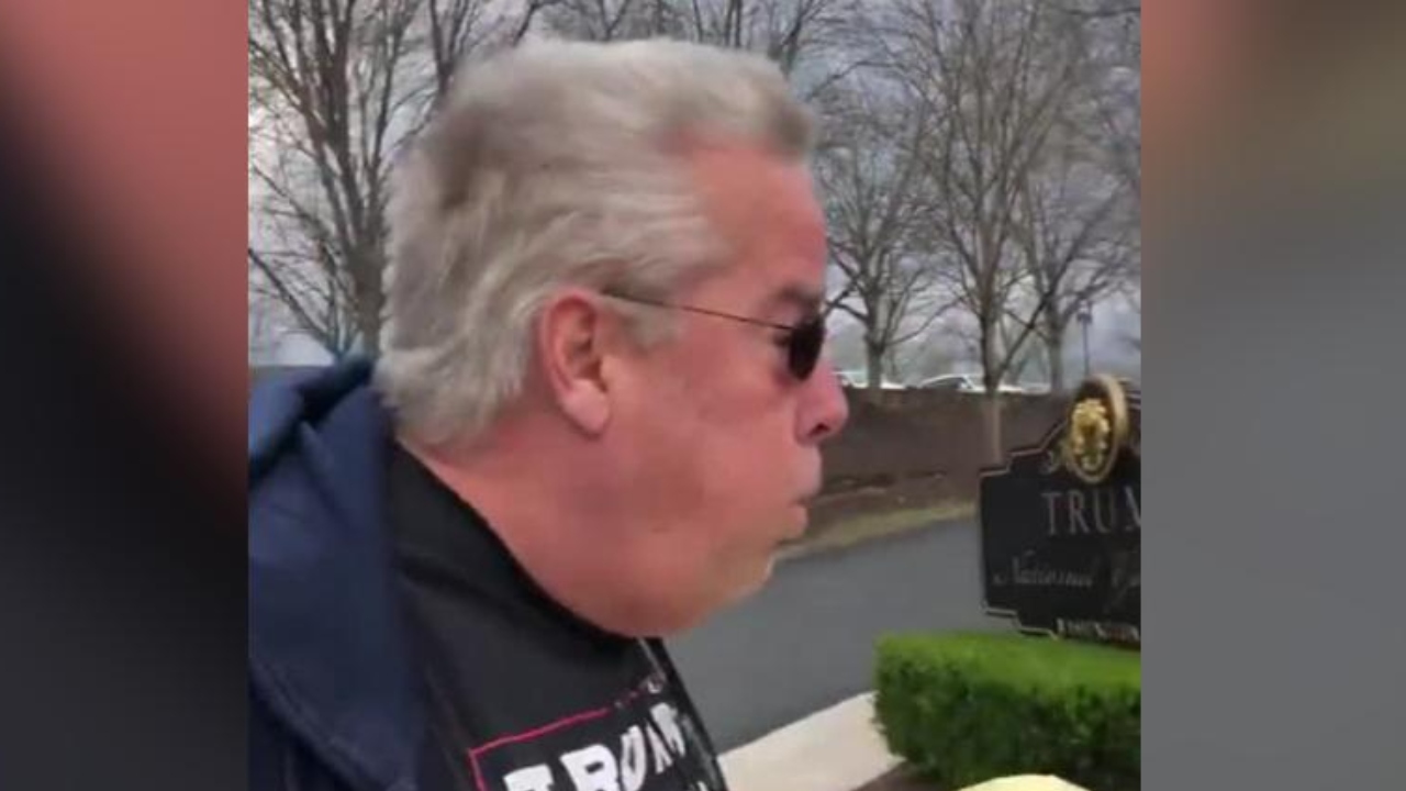 Apoiador de Donald Trump tosse em mulheres e é acusado de agressão