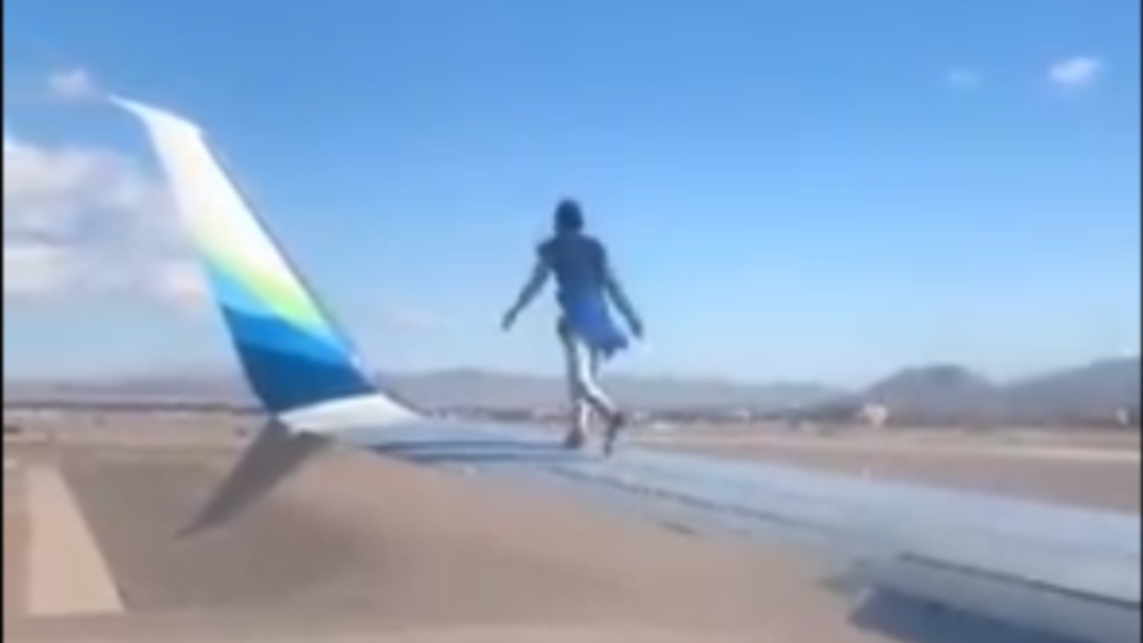 Homem é detido após subir em asa de avião nos EUA