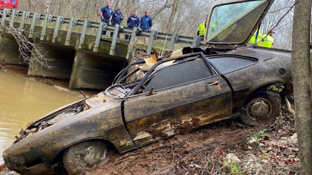 Restos esqueléticos encontrados em carro no Alabama são de jovem desaparecido há 47 anos