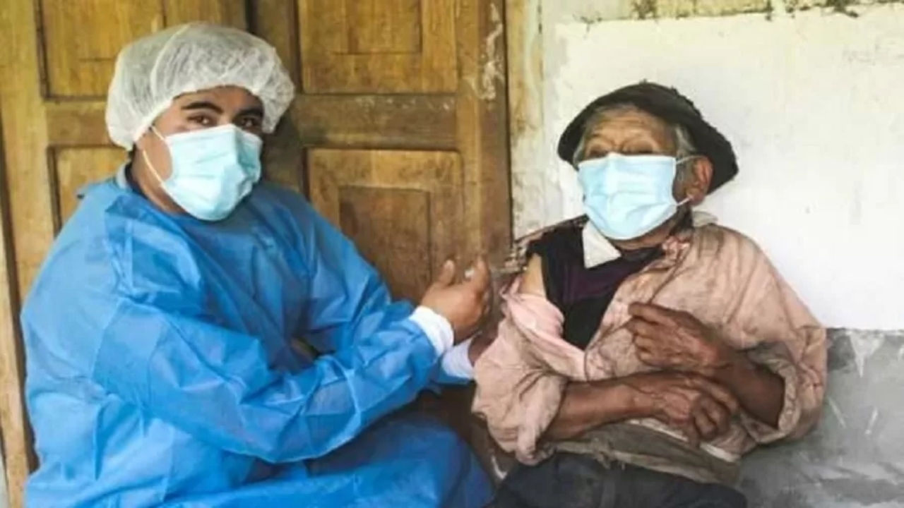 Peruano de 121 anos é vacinado contra a covid-19