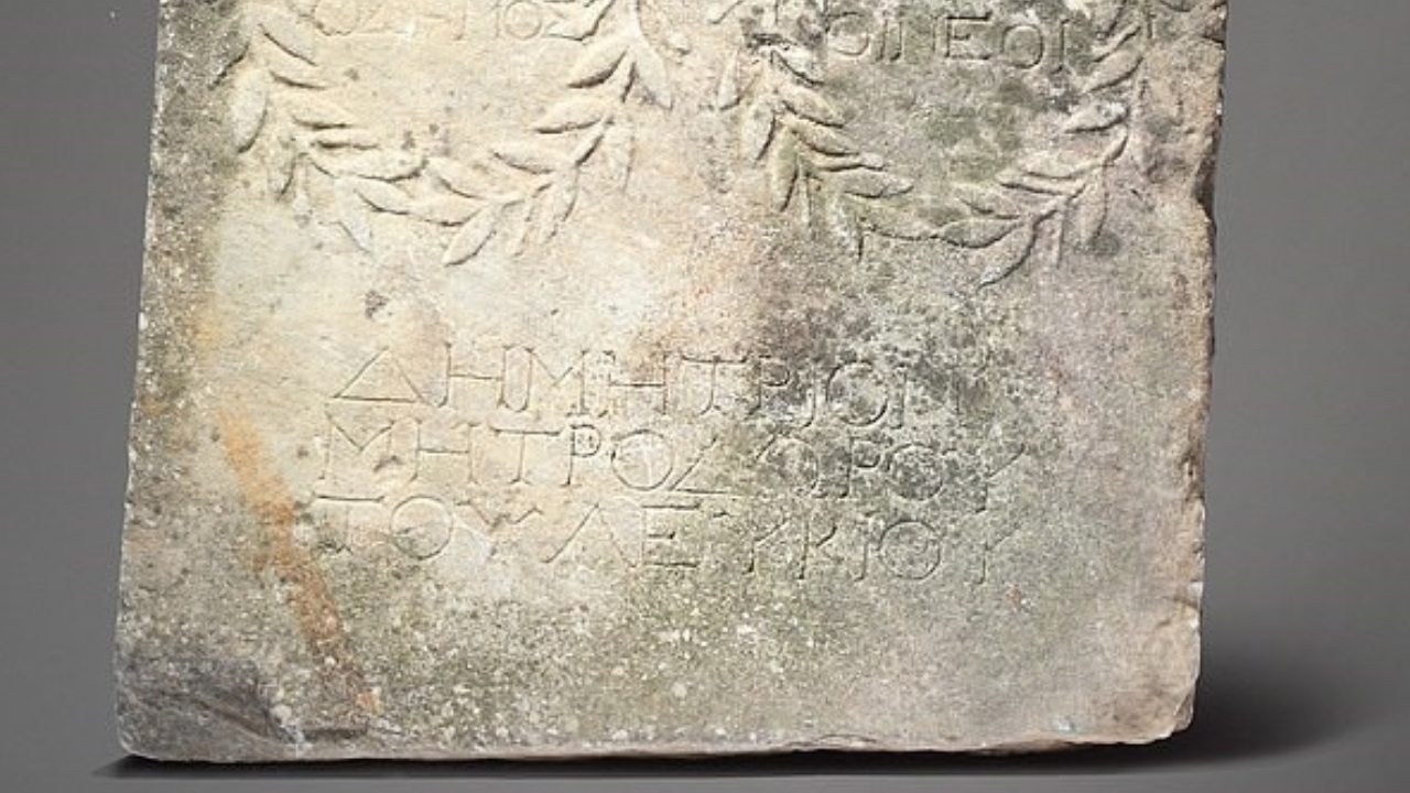 A mulher que descobriu um artefato romano de 1,8 mil anos em estábulo