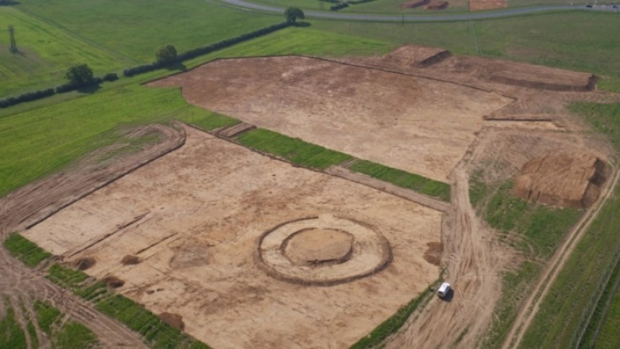 Encontrado cemitério anglo-saxão com restos humanos e cerca de 3 mil artefatos