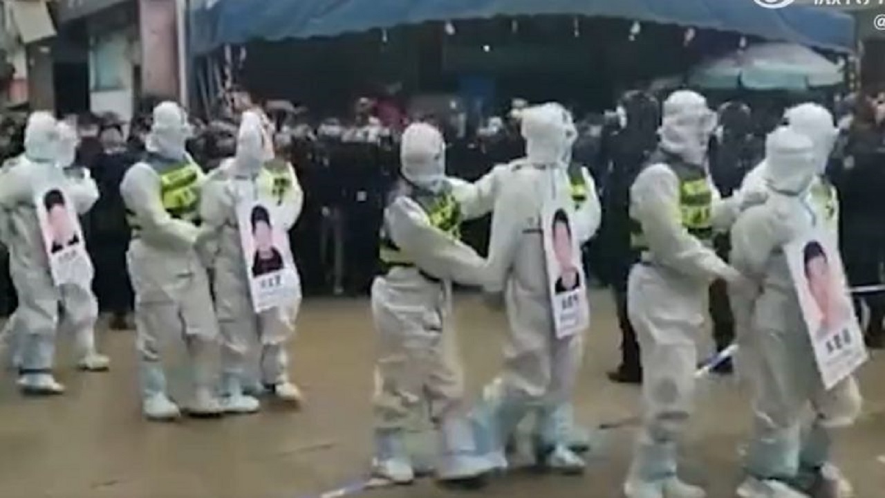 Suspeitos são humilhados publicamente pela polícia chinesa