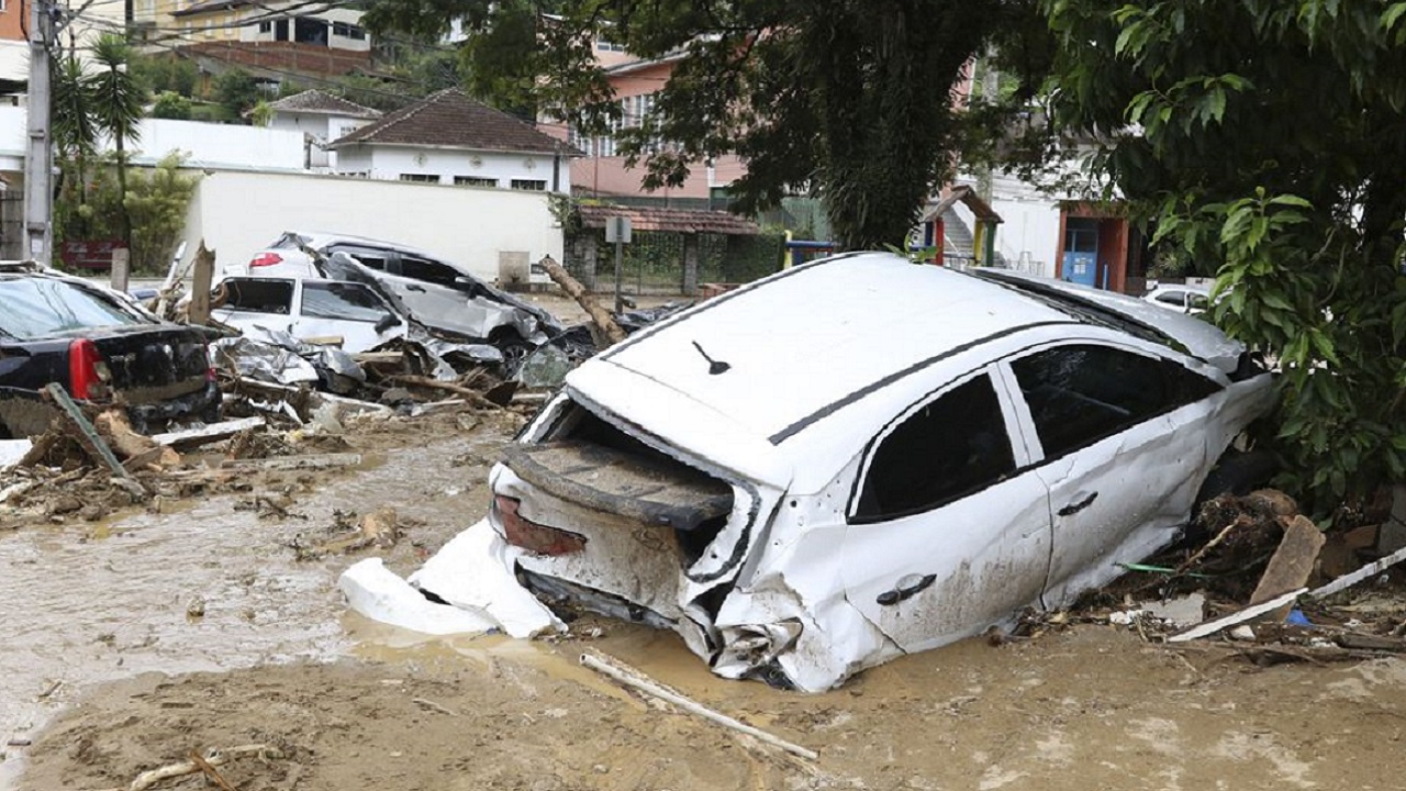 Em meio a buscas por desaparecidos, Petrópolis volta a ser acometida pela chuva