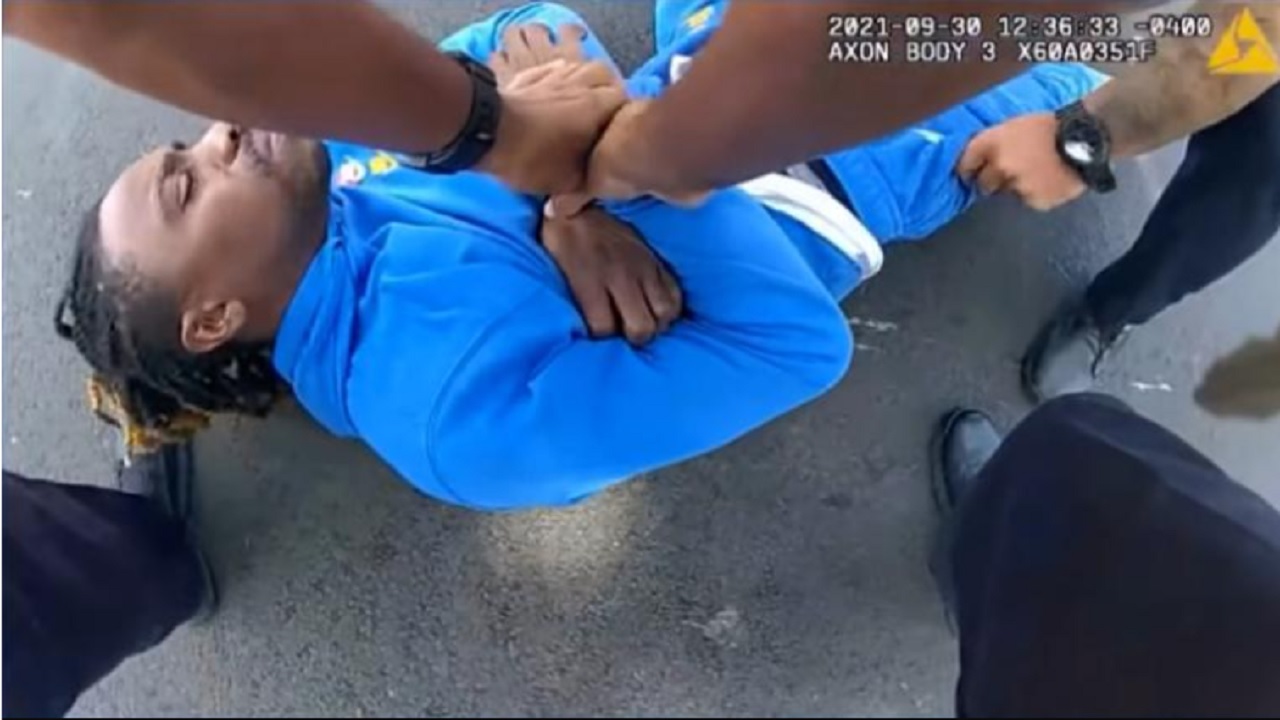 “Humilhação total”, diz homem negro paraplégico que foi arrancado de carro durante abordagem policial