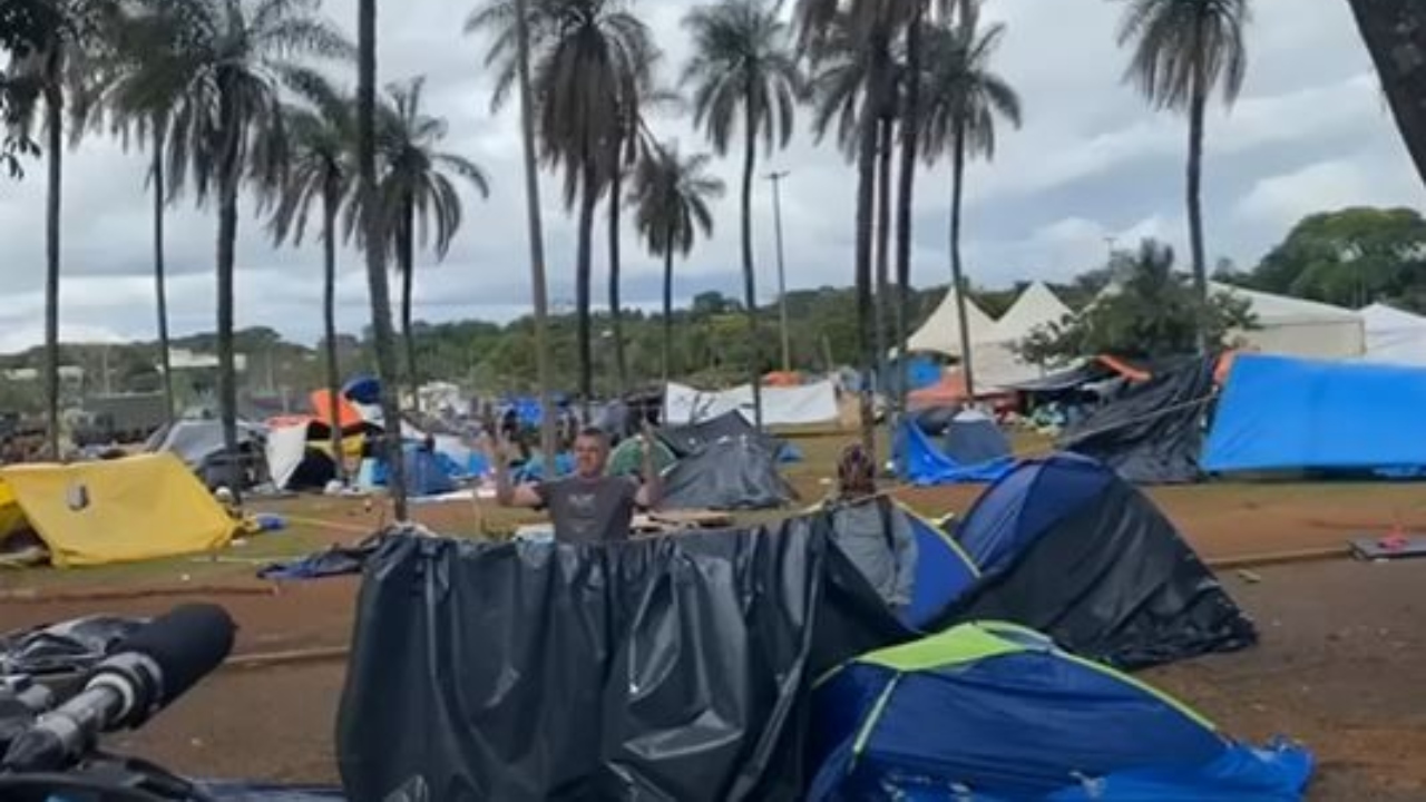 Acampentos golpistas tinha local para carregar celular e tenda de churrasco