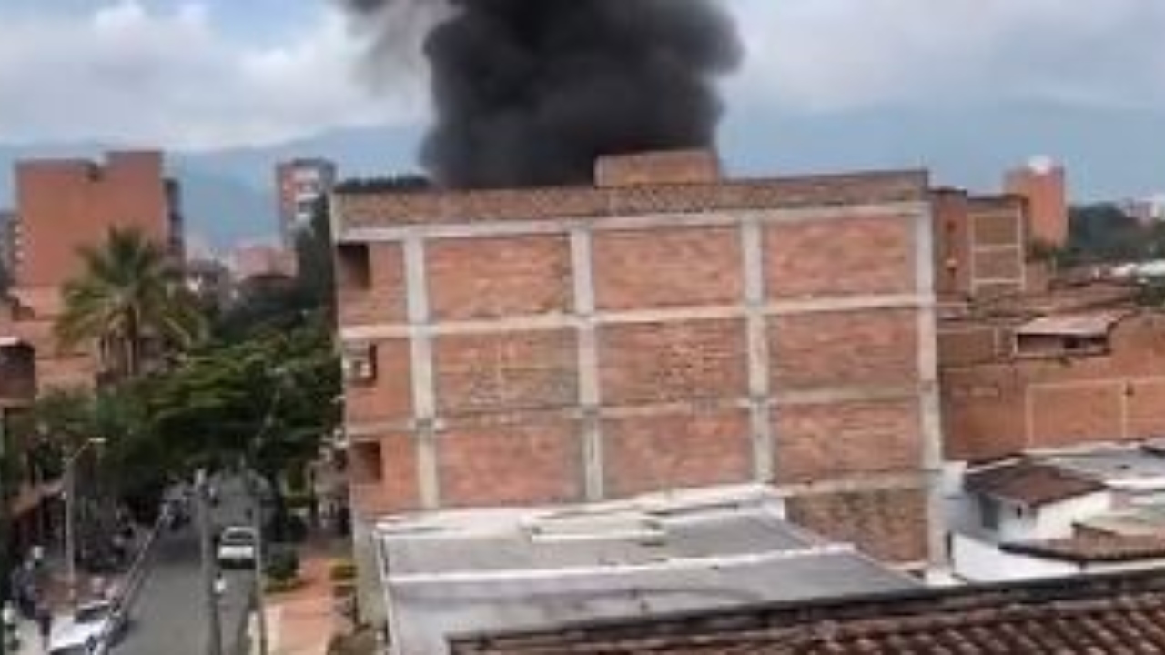 Na Colômbia, avião com 8 pessoas cai sobre uma casa e deixa mortos