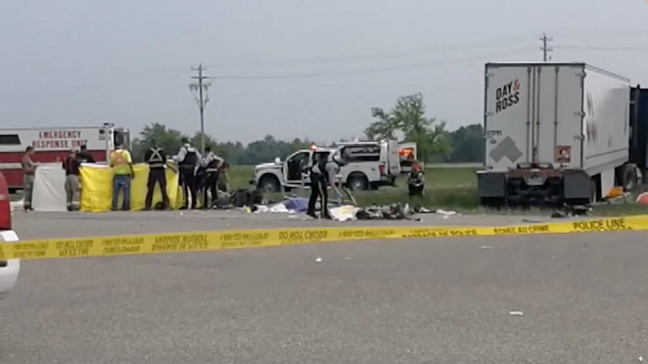 Acidente entre veículo de transporte de idosos e caminhão deixa 15 mortos no Canadá