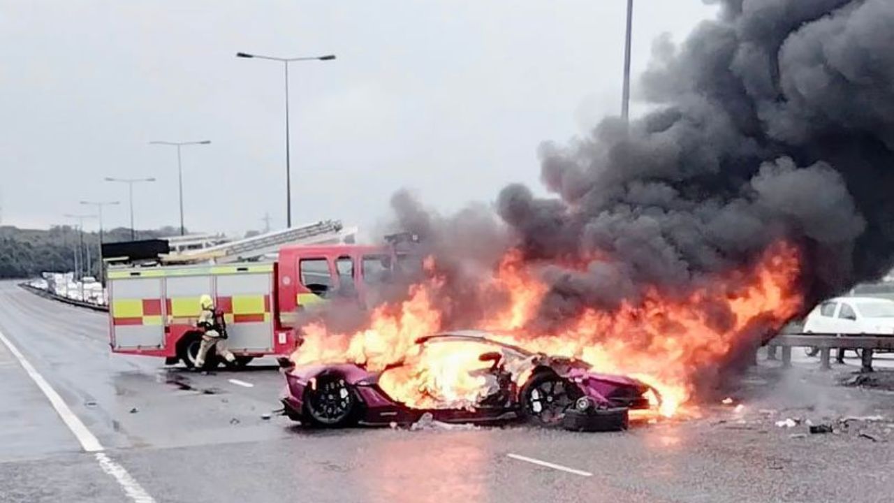 Acidente com lamborghini alugada deixa feridos na Inglaterra