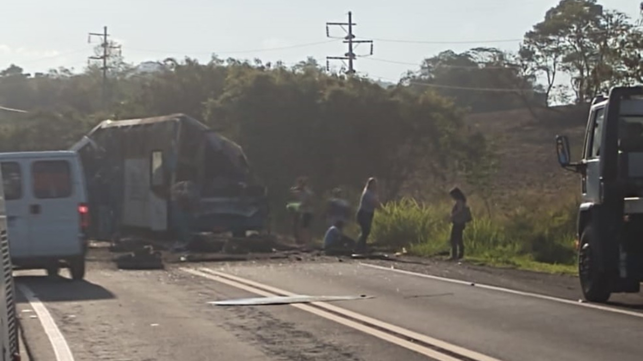 Acidente entre caminhão e ônibus deixa 41 mortos em rodovia de São Paulo