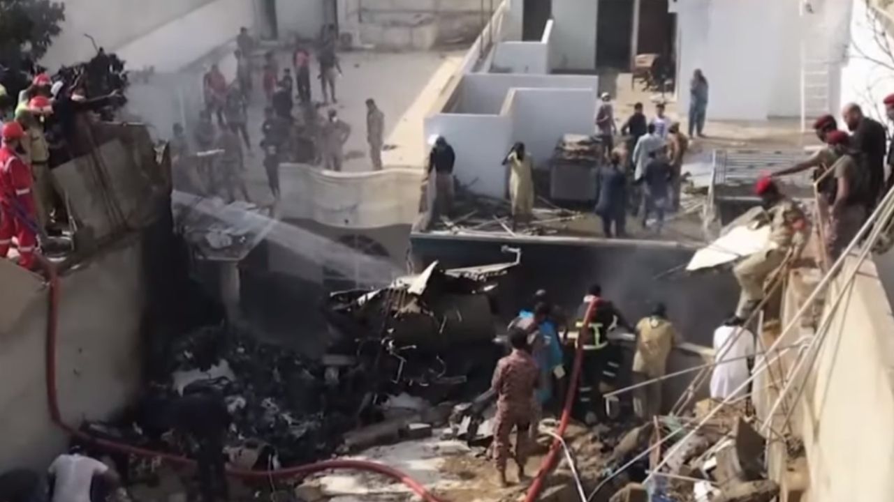 Avião comercial cai em área residencial e deixa 97 mortos no Paquistão