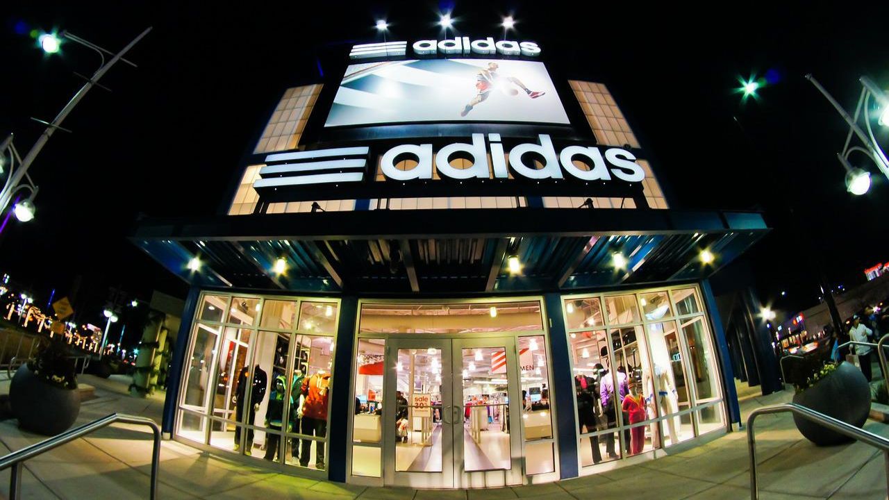 Propaganda da Adidas que apresenta seios nus é banida no Reino Unido