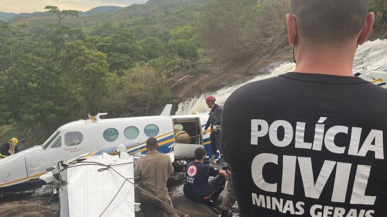 Pessoas vão até o local de acidente de Marília Mendonça em Caratinga