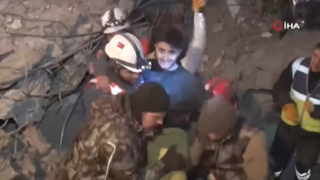 Menino que precisou beber urina para sobreviver é resgatado de escombros na Turquia